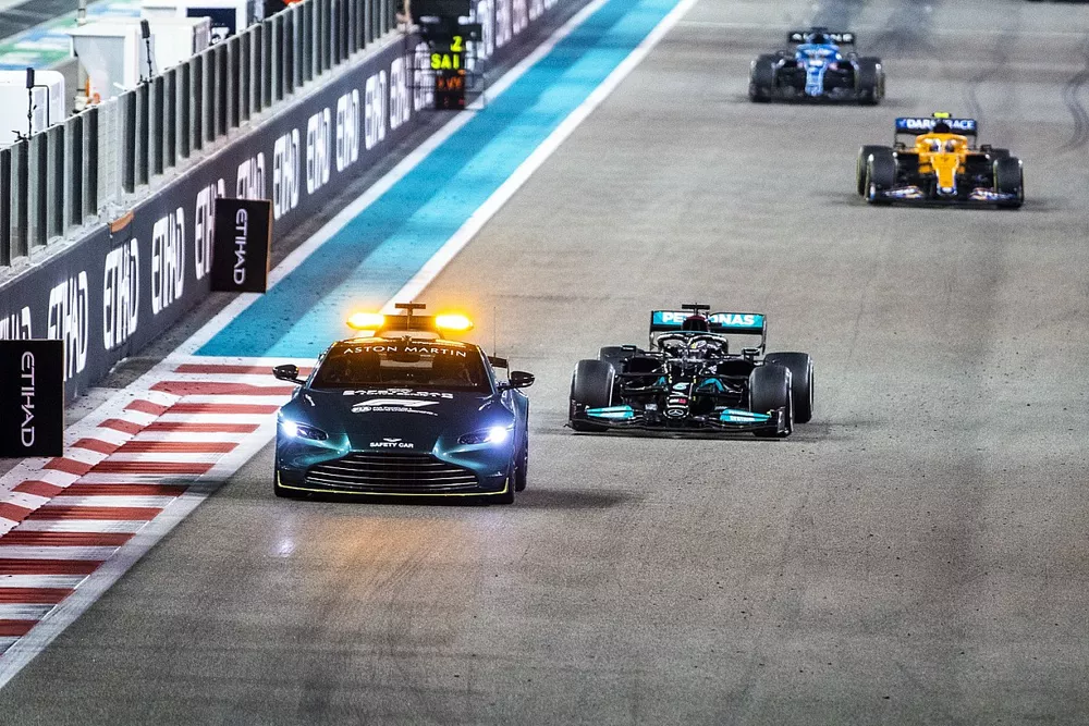 El Safety Car al frente de Lewis Hamilton, Mercedes W12, Lando Norris, McLaren MCL35M, Fernando Alonso, Alpine A521, el resto del grupo