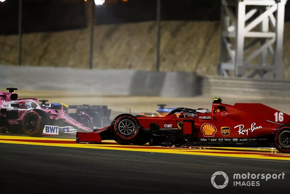 Charles Leclerc, Ferrari SF1000 con la suspensi&oacute;n delantera rota despu&eacute;s de un accidente en la primera vuelta con Sergio P&eacute;rez, Racing Point RP20 