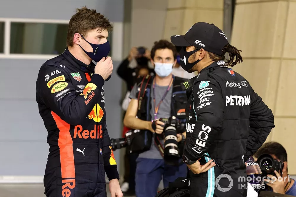 Max Verstappen, Red Bull Racing, 2ª posición, y Lewis Hamilton, Mercedes-AMG F1, 1ª posición, en Parc Ferme
