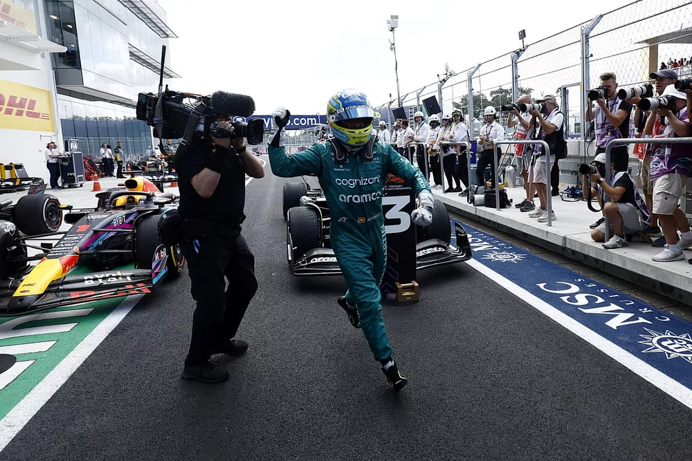 Fernando Alonso, Aston Martin F1 Team, fête sa troisième place