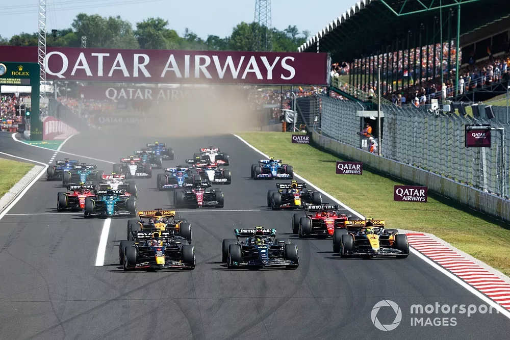 Max Verstappen, Red Bull Racing RB19, Lewis Hamilton, Mercedes F1 W14, Lando Norris, McLaren MCL60, Oscar Piastri, McLaren MCL60, Charles Leclerc, Ferrari SF-23, the rest of the field at the start