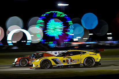 Sötétben tapogatóztak, így kifogyott a benzin az egyik Corvette-ből Daytonában