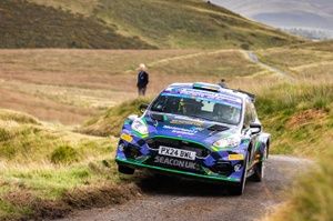 Armstrong buduje przewagę