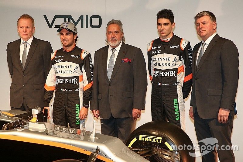 Andy Green, Sergio P&eacute;rez Vijay Mallya, Esteban Ocon y Otmar Szafnauer con el Sahara Force India VJM10