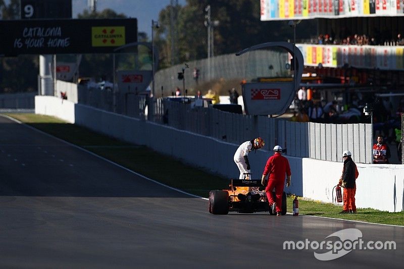 Stoffel Vandoorne, McLaren MCL33 stopped on track
