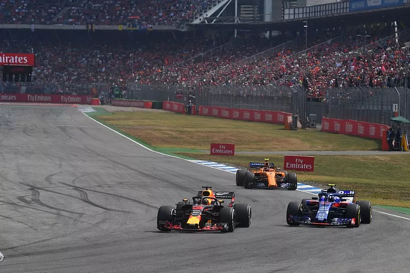 Daniel Ricciardo, Red Bull Racing RB14 en Pierre Gasly, Scuderia Toro Rosso STR13