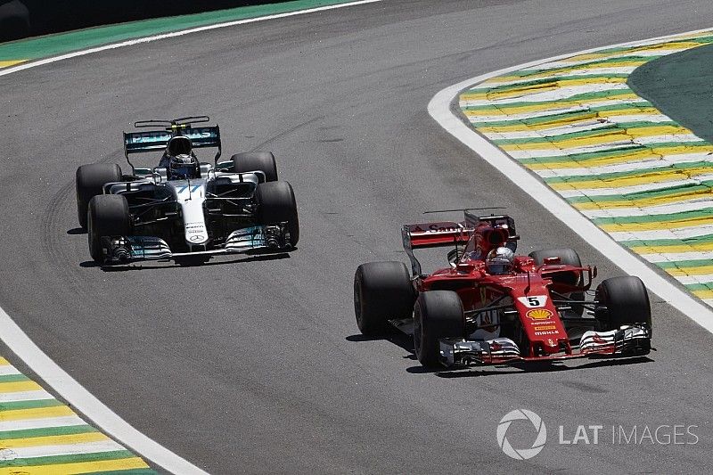 Sebastian Vettel, Ferrari SF70H, Valtteri Bottas, Mercedes AMG F1 W08
