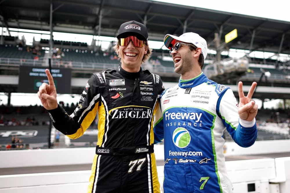 Carson Hocevar, No. 77 Spire Motorsports Chevrolet; Daniel Suarez, No. 7 Spire Motorsports Chevrolet