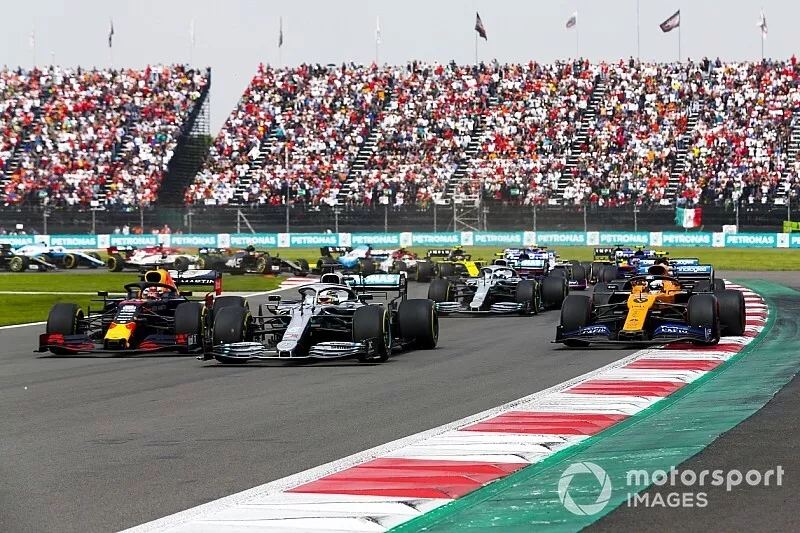 Max Verstappen, Red Bull Racing RB15, Lewis Hamilton, Mercedes AMG F1 W10 and Lando Norris, McLaren MCL34 battle at the start of the race