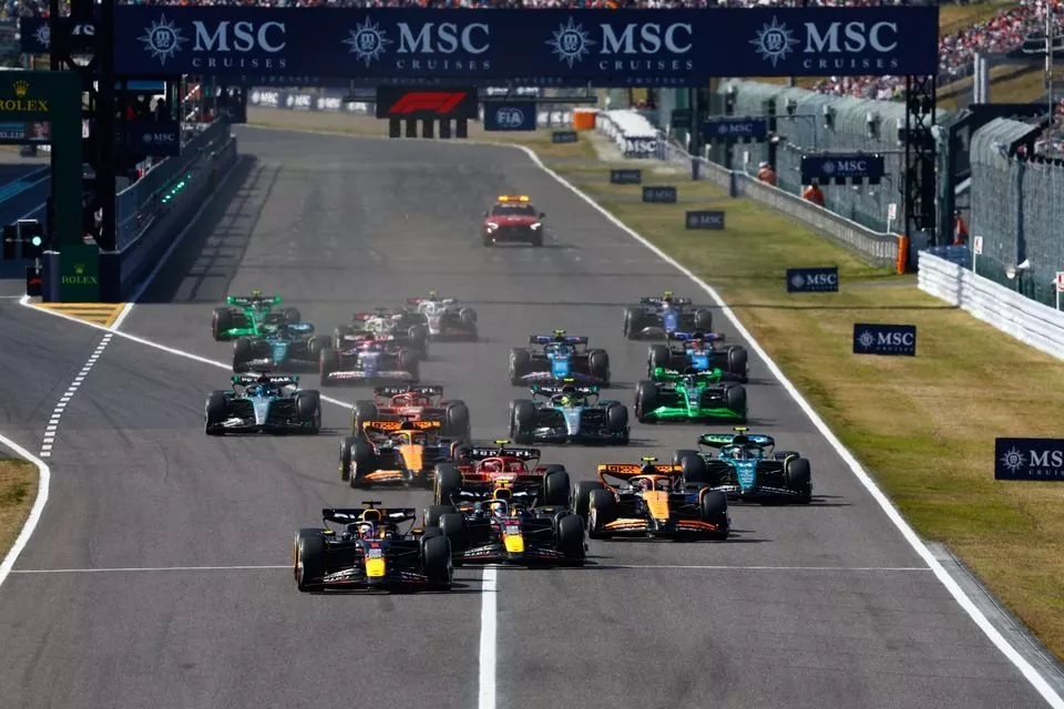 Max Verstappen, Red Bull Racing RB20, Sergio Perez, Red Bull Racing RB20, Lando Norris, McLaren MCL38, Carlos Sainz, Ferrari SF-24, Fernando Alonso, Aston Martin AMR24, Oscar Piastri, McLaren MCL38, de rest van het veld voor de herstart