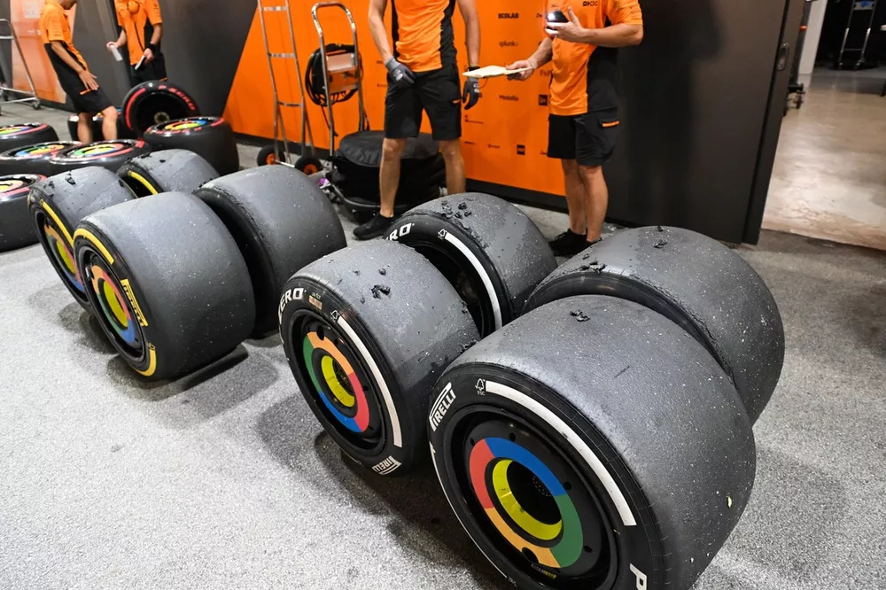 Sets de neum&aacute;ticos medios y duros de Pirelli, usados por McLaren