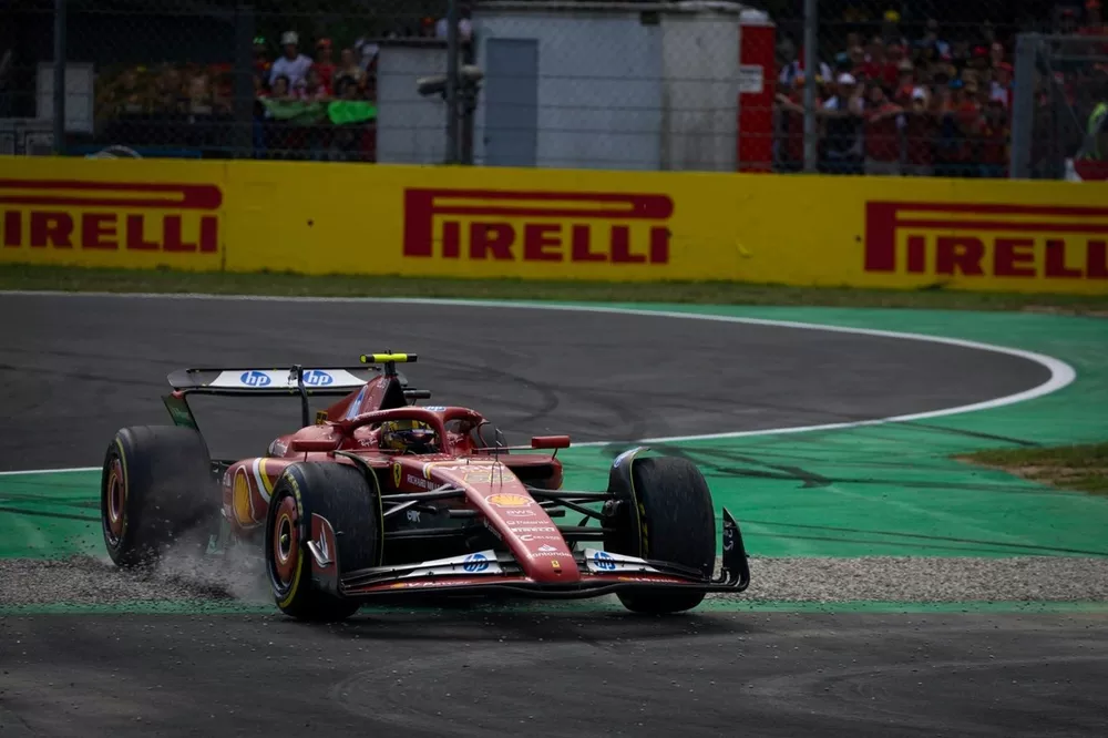 Carlos Sainz, Ferrari SF-24, misses the chicane