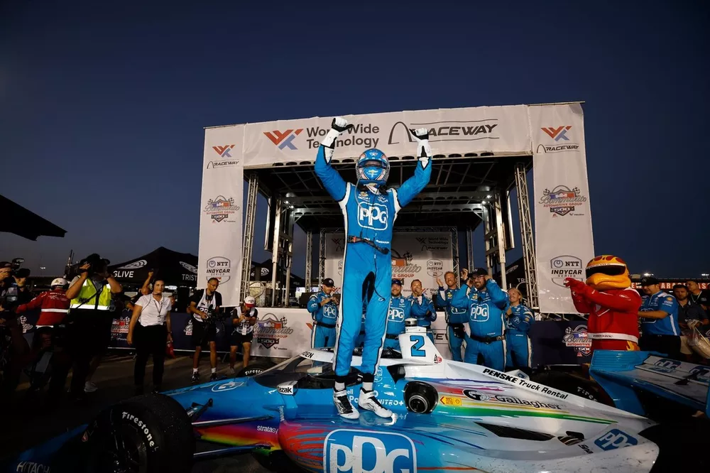 Josef Newgarden, Team Penske Chevrolet celebrates in victory lane