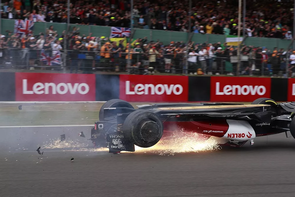 Zhou Guanyu, Alfa Romeo C42 crashes at start of race
