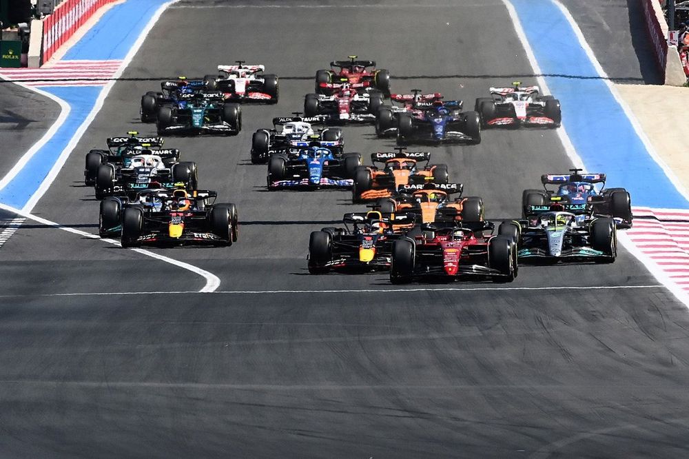 Arrancada: Charles Leclerc, Ferrari F1-75, Max Verstappen, Red Bull Racing RB18, Lewis Hamilton, Mercedes W13, Sergio Pérez, Red Bull Racing RB18, George Russell, Mercedes W13