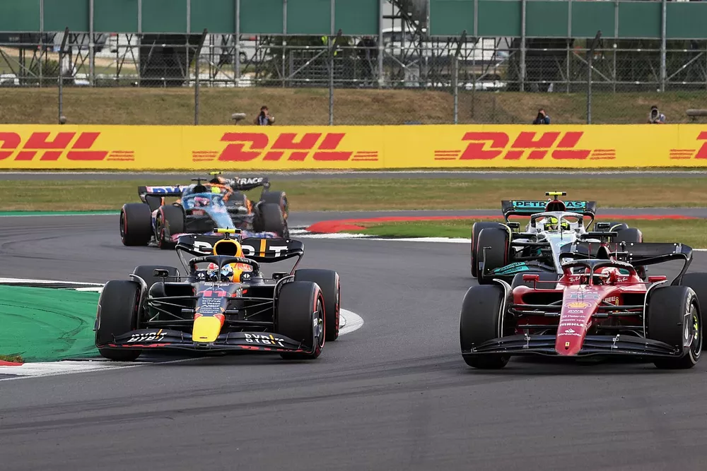 Sergio Pérez, Red Bull Racing RB18, lucha con Charles Leclerc, Ferrari F1-75