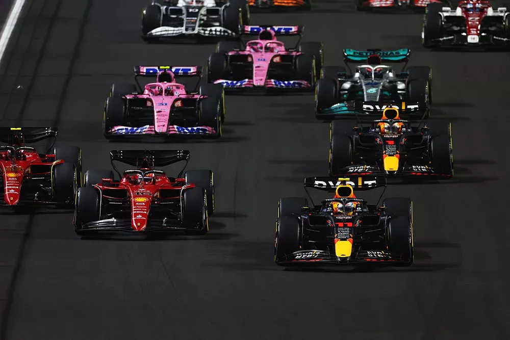 Sergio P&eacute;rez, Red Bull Racing RB18, lidera al inicio de la carrera