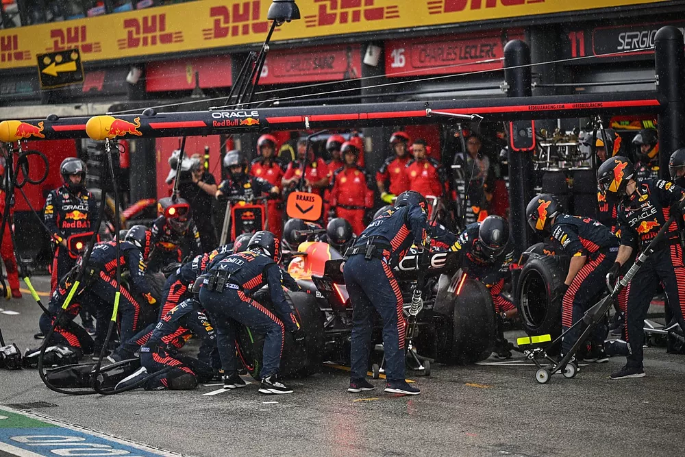 Max Verstappen, Red Bull Racing RB19, hace una parada en boxes