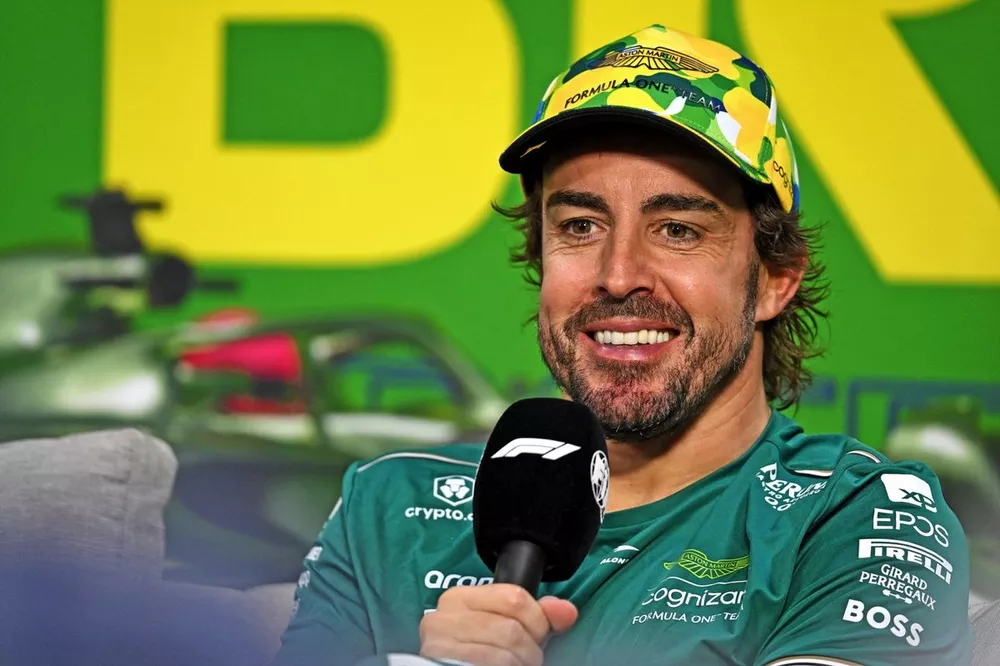 Fernando Alonso, Aston Martin F1 Team, 3&ordf; posici&oacute;n, en la rueda de prensa