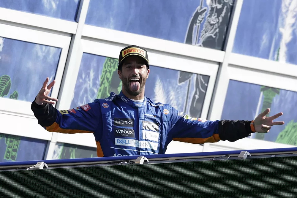 Daniel Ricciardo, McLaren, 1e positie, komt op het podium
