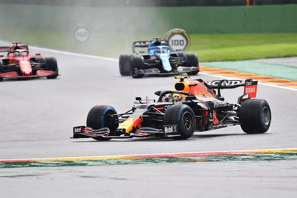 Sergio P&eacute;rez, Red Bull Racing RB16B, Fernando Alonso, Alpine A521, Charles Leclerc, Ferrari SF21