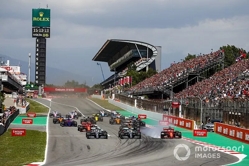 Lewis Hamilton, Mercedes AMG F1 W10 leads Valtteri Bottas, Mercedes AMG W10 as Sebastian Vettel, Ferrari SF90 locks up at start of the race