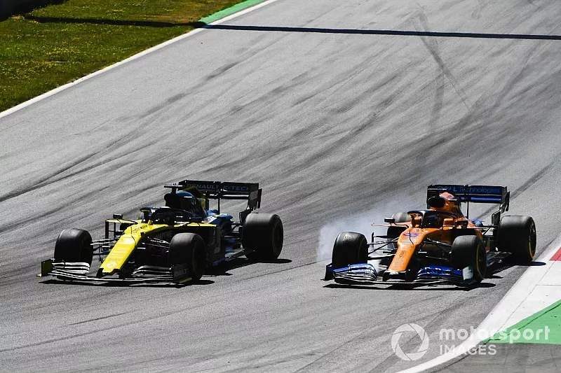 Bagarre entre Daniel Ricciardo, Renault F1 Team R.S.19, et Carlos Sainz Jr., McLaren MCL34