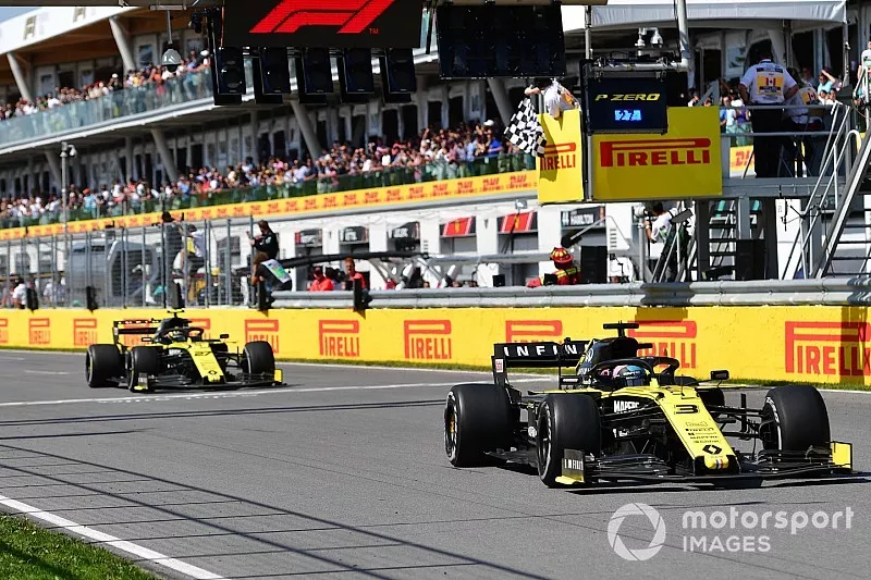 Daniel Ricciardo, Renault R.S.19, devant Nico Hulkenberg, Renault R.S. 19, sous le drapeau &agrave; damier