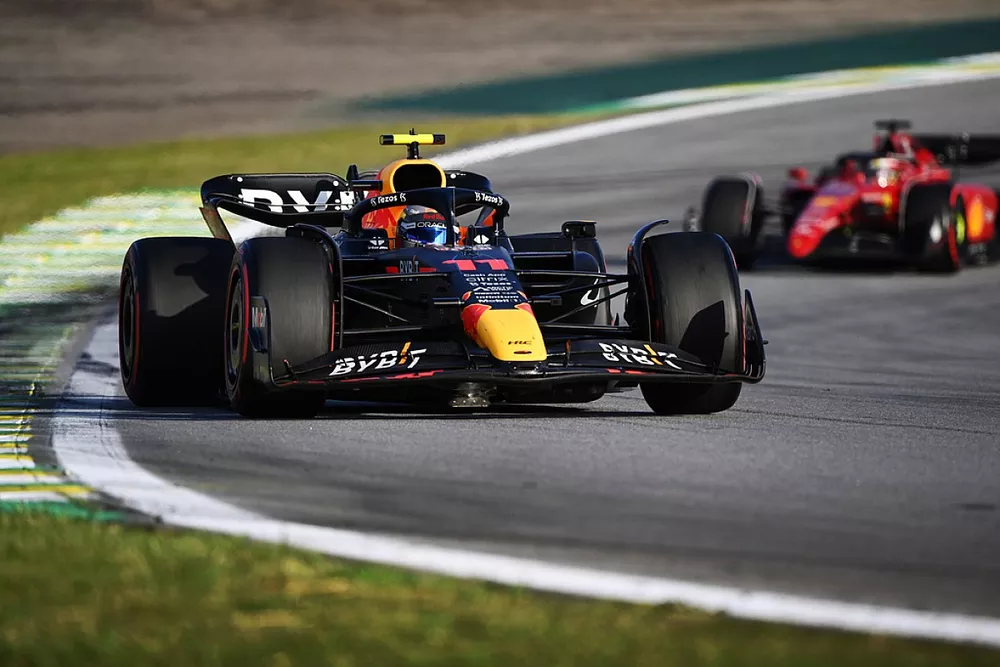 Sergio P&eacute;rez, Red Bull Racing RB18, Charles Leclerc, Ferrari F1-75