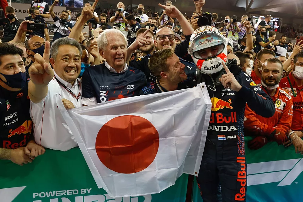 2021-rijderskampioen Max Verstappen, Red Bull Racing, 1e plaats, viert feest in Parc Ferme met zijn team, onder wie Helmut Marko, Consultant, Red Bull Racing en Masashi Yamamoto, General Manager, Honda Motorsport 