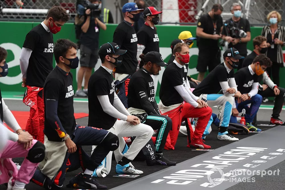 Los pilotos se arrodillan y apoyan la campa&ntilde;a para el Fin del Racismo antes de la carrera