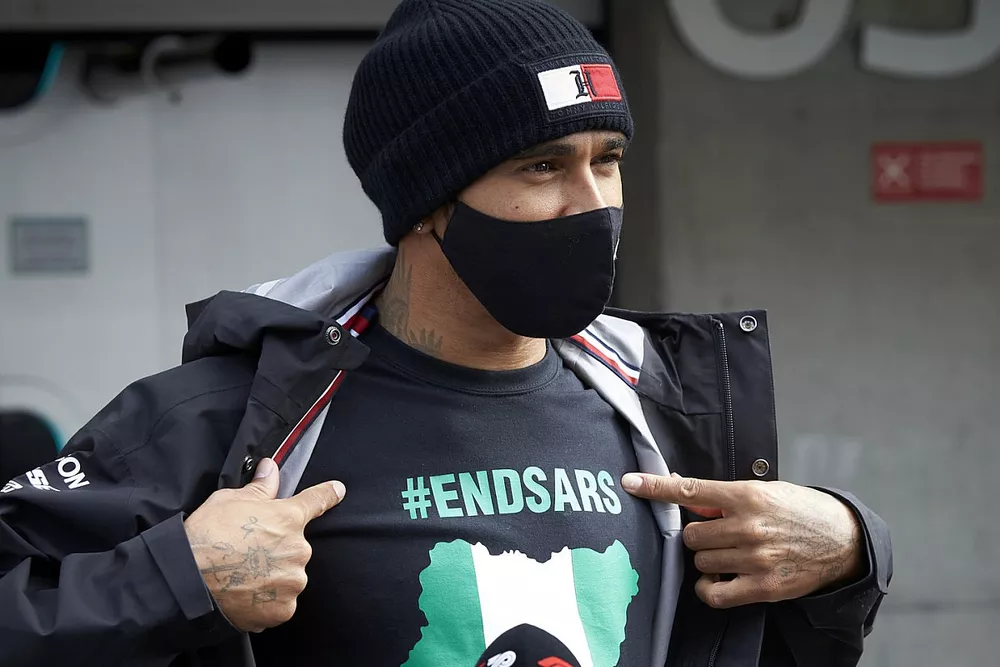 Lewis Hamilton, Mercedes-AMG F1, con una camiseta de "fin al racismo"
