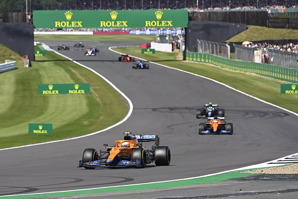 Lando Norris, McLaren MCL35M, Daniel Ricciardo, McLaren MCL35M, Sebastian Vettel, Aston Martin AMR21