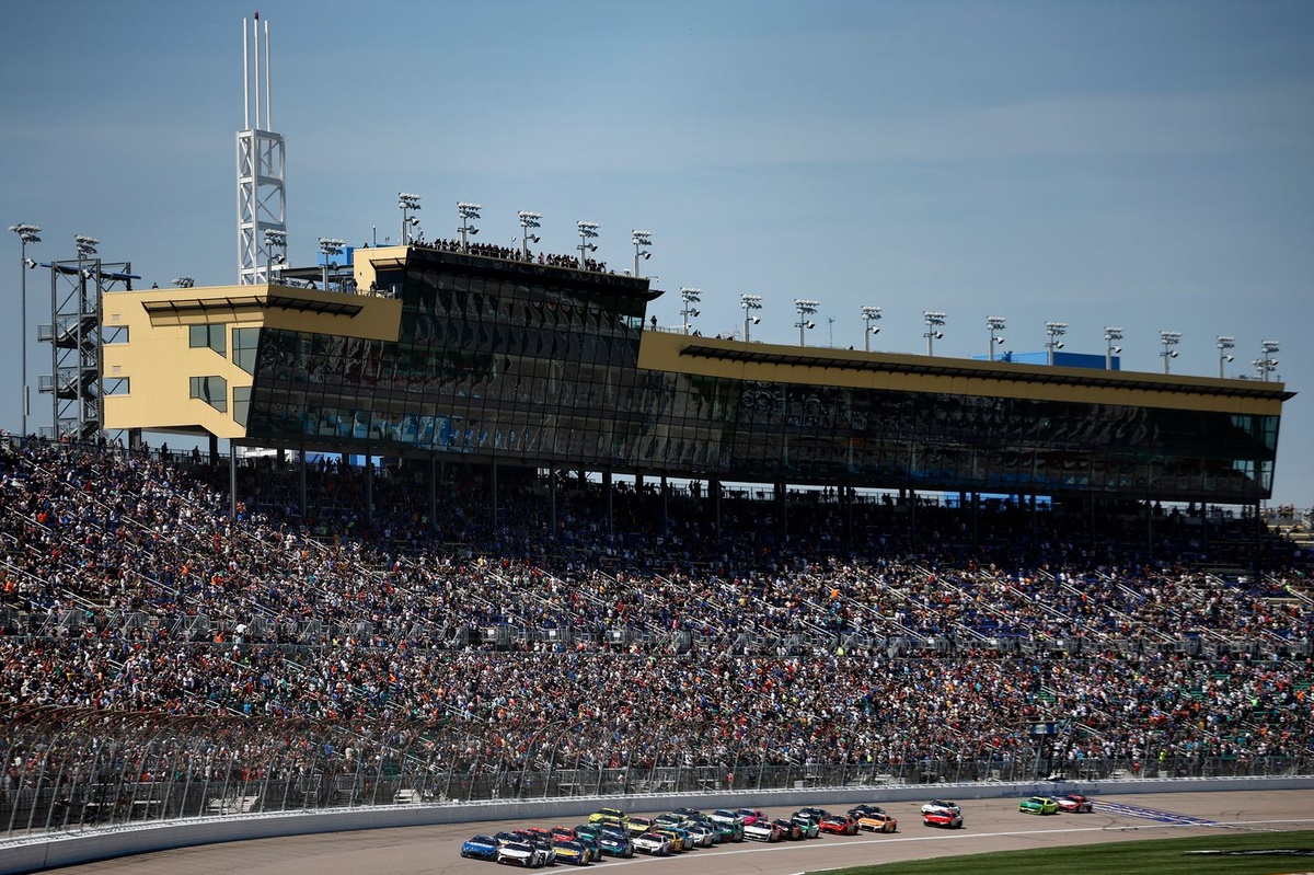 FOX manfaatkan penonton NASCAR Kansas untuk tingkatkan pemirsa IndyCar Long Beach