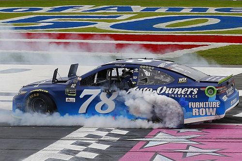 Martin Truex superó adversidad y sumó su sexto triunfo de 2017