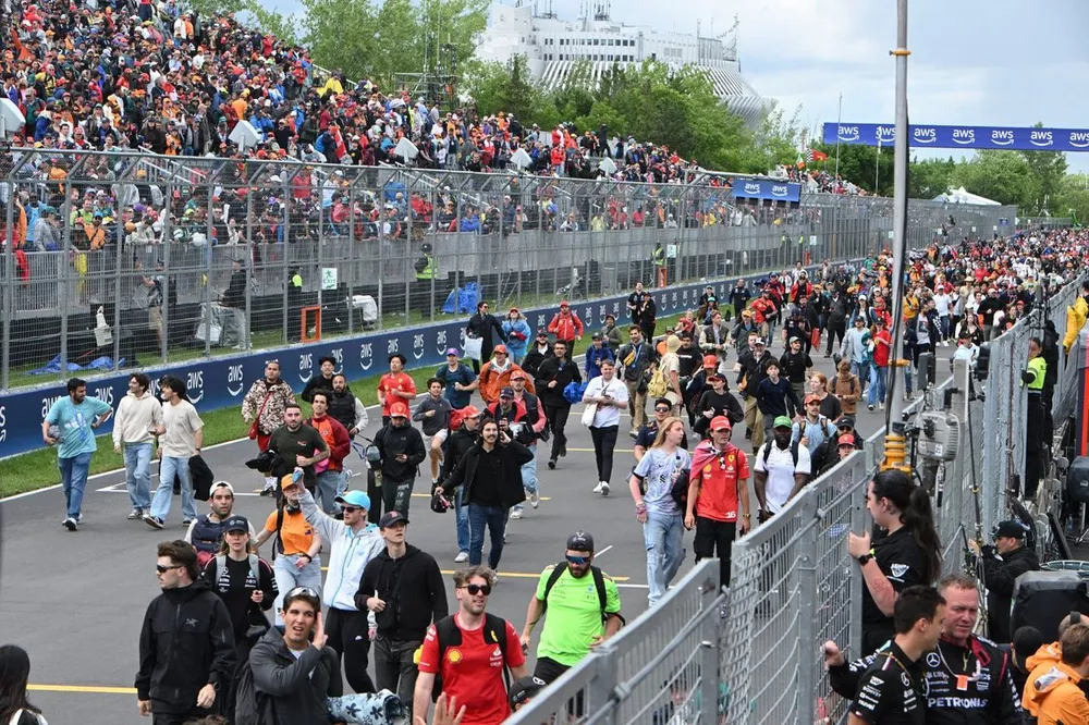 Les fans envahissent la piste apr&egrave;s la course