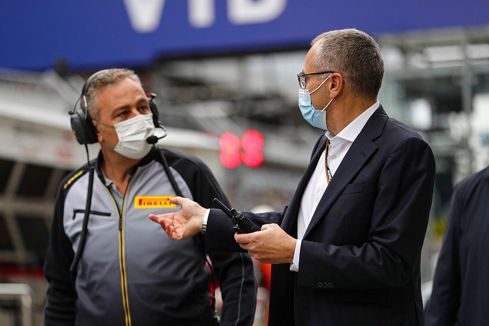 Mario Isola, director de carreras de Pirelli Motorsport, y Stefano Domenicali, director general de la Fórmula 1 