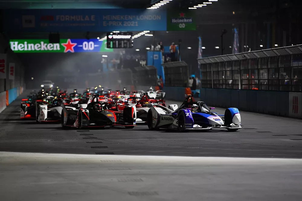 Alex Lynn, Mahindra Racing, M7Electro, Jake Dennis, BMW i Andretti Motorsport, BMW iFE.21, Sebastien Buemi, Nissan e.Dams, Nissan IMO2, the rest of the field at the start