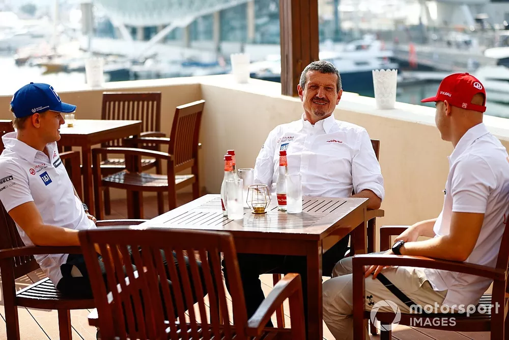 Guenther Steiner, director de Haas F1, junto a Mick Schumacher, Haas F1, y Nikita Mazepin, Haas F1
