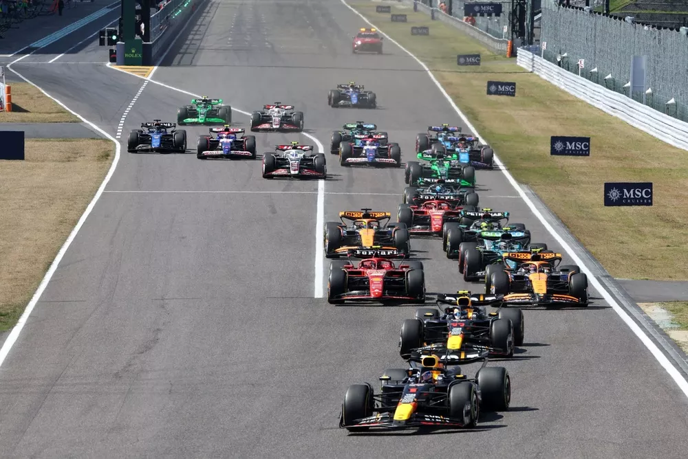 Max Verstappen, Red Bull Racing RB20, Sergio Perez, Red Bull Racing RB20, Lando Norris, McLaren MCL38 e o restante da equipe na largada da corrida