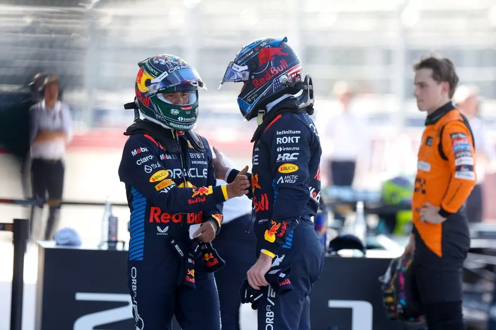 Sergio Perez, Red Bull Racing, f&eacute;licite le poleman Max Verstappen, Red Bull Racing, dans le parc ferm&eacute;