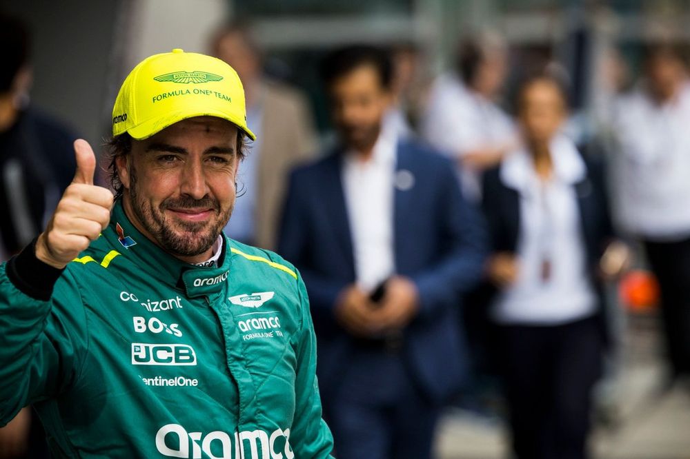 Fernando Alonso, Aston Martin F1 Team, no Parc Ferme após a qualificação 