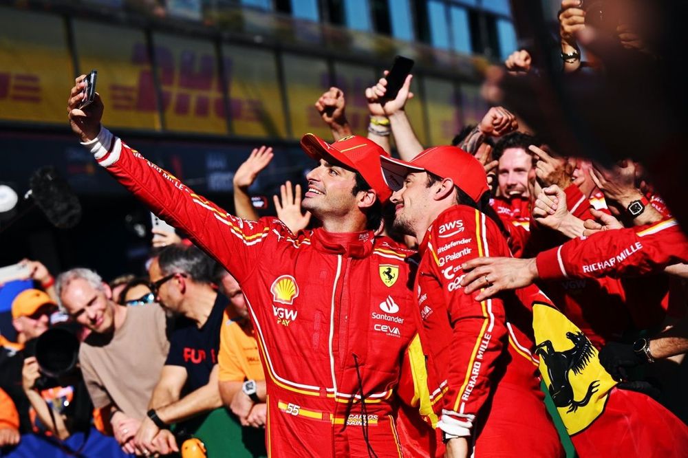Carlos Sainz y Charles Leclerc, Scuderia Ferrari, celebran haciéndose un selfie en el Parc Ferme 