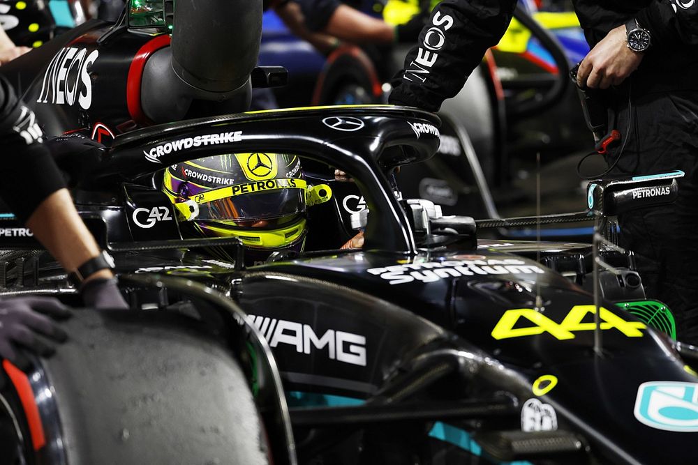 Lewis Hamilton, Mercedes F1 W14, arrives on the grid with his mechanics