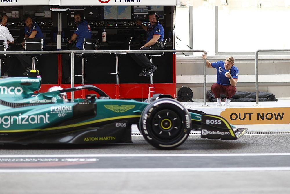 Mick Schumacher, Haas F1 Team thumbs up to Sebastian Vettel, Aston Martin AMR22