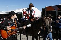 F1: Ricciardo surpreende e chega no paddock de Austin montado a cavalo