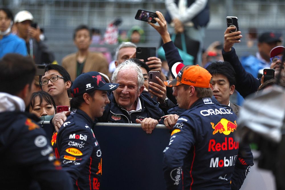 Ganador y campeón del mundo Max Verstappen, Red Bull Racing y Sergio Pérez, Red Bull Racing, 2ª posición, celebran con Helmut Marko, Consultor, Red Bull Racing, en el Parc Ferme