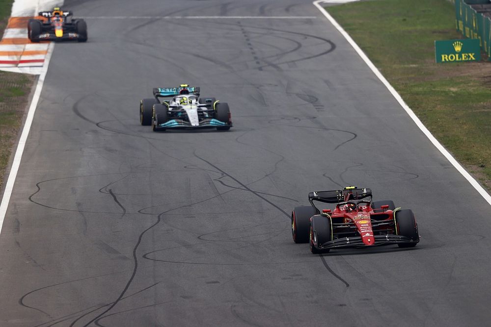Carlos Sainz, Ferrari F1-75, Lewis Hamilton, Mercedes W13, Sergio Pérez, Red Bull Racing RB18
