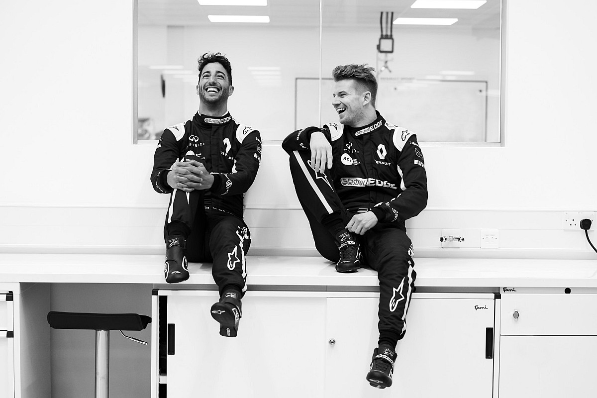 Az első hivatalos képek: Ricciardo a Renault szerelésében
