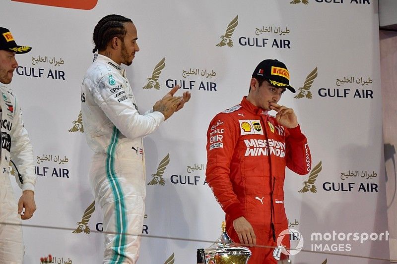 Podio: ganador Lewis Hamilton, Mercedes AMG F1, y el tercer lugar Charles Leclerc, Ferrari